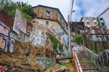 Valparaiso, Şili - 28 Kasım 2023: Valparaiso 'nun tarihi çeyreğinde renkli sokak sanatı ve duvar resimleri