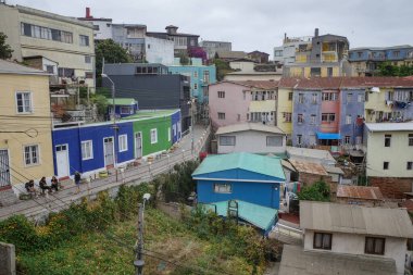 Vaparaiso, Şili - 28 Kasım 2023: Valparaiso, Şili tepelerindeki renkli binalar