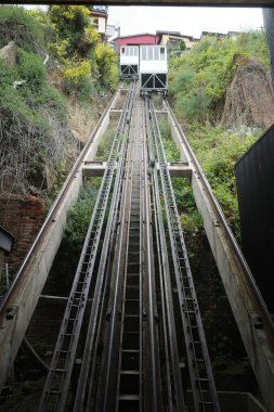 Valparaiso, Şili - 27 Kasım 2023: Valparaiso 'nun tarihi tepelerinde geleneksel füniküler asansör