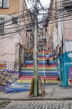 Valparaiso, Şili - 28 Kasım 2023: Valparaiso 'nun tarihi çeyreğinde renkli sokak sanatı ve duvar resimleri