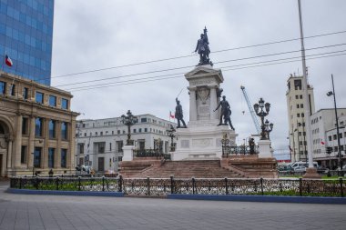 Valparaiso, Şili - 27 Kasım 2023: Sotomayor Meydanı 'nda Iquique savaşında hayatını kaybeden deniz kahramanlarına adanmış anıt