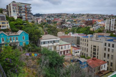Vaparaiso, Şili - 28 Kasım 2023: Valparaiso, Şili tepelerindeki renkli binalar