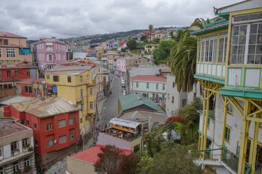 Vaparaiso, Şili - 28 Kasım 2023: Valparaiso, Şili tepelerindeki renkli binalar