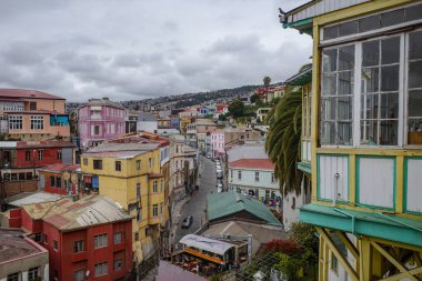 Vaparaiso, Şili - 28 Kasım 2023: Valparaiso, Şili tepelerindeki renkli binalar
