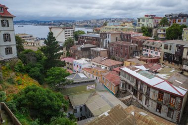 Vaparaiso, Şili - 28 Kasım 2023: Valparaiso, Şili tepelerindeki renkli binalar