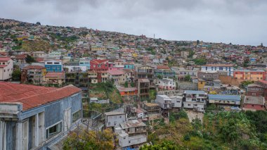 Vaparaiso, Şili - 28 Kasım 2023: Valparaiso, Şili tepelerindeki renkli binalar