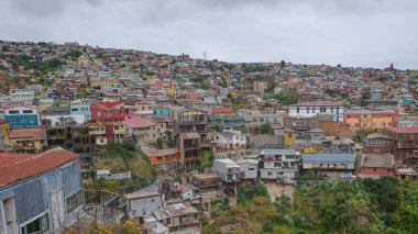 Vaparaiso, Şili - 28 Kasım 2023: Valparaiso, Şili tepelerindeki renkli binalar