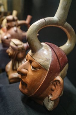 Lima, Peru - 3 Aralık 2023: Antik İnka öncesi seramik Lima 'daki Amano Müzesi' nde sergileniyor
