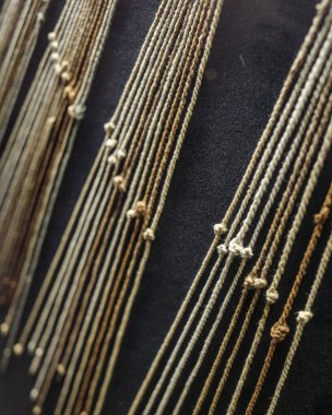 Lima, Peru - 3 Aralık 2023: İple yapılmış bir kayıt cihazı olan İnka Quipu, Lima 'nın geleneksel tekstil müzesinde sergileniyor