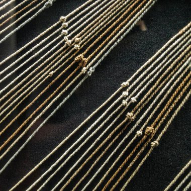 Lima, Peru - 3 Aralık 2023: İple yapılmış bir kayıt cihazı olan İnka Quipu, Lima 'nın geleneksel tekstil müzesinde sergileniyor