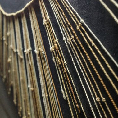 Lima, Peru - 3 Aralık 2023: İple yapılmış bir kayıt cihazı olan İnka Quipu, Lima 'nın geleneksel tekstil müzesinde sergileniyor