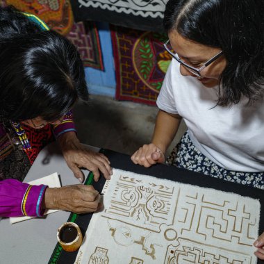 Lima, Peru - 3 Aralık 2023: Amazon Shipibo Konibo topluluğundan Amazon sanatçısı Wilma Maynas, Peru 'daki evinde