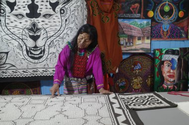Lima, Peru - 3 Aralık 2023: Amazon Shipibo Konibo topluluğundan Amazon sanatçısı Wilma Maynas, Peru 'daki evinde