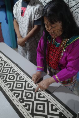 Lima, Peru - 3 Aralık 2023: Amazon Shipibo Konibo topluluğundan Amazon sanatçısı Wilma Maynas, Peru 'daki evinde