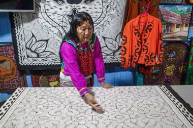 Lima, Peru - 3 Aralık 2023: Amazon Shipibo Konibo topluluğundan Amazon sanatçısı Wilma Maynas, Peru 'daki evinde