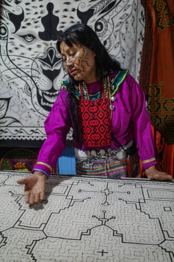 Lima, Peru - 3 Aralık 2023: Amazon Shipibo Konibo topluluğundan Amazon sanatçısı Wilma Maynas, Peru 'daki evinde