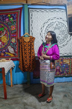 Lima, Peru - 3 Aralık 2023: Amazon Shipibo Konibo topluluğundan Amazon sanatçısı Wilma Maynas, Peru 'daki evinde