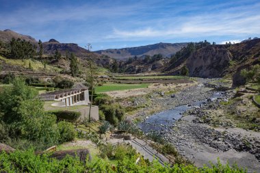Colca Kanyonu, Peru - 7 Aralık 2023: Colca Kanyonu Oteli çevresindeki manzaralar