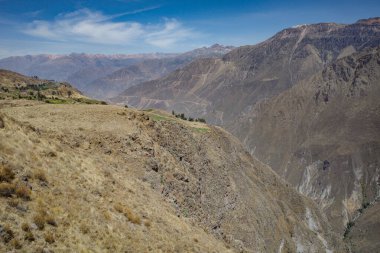Colca Kanyonu, Peru - 7 Aralık 2023: Mirador Cruz del Condor bakış açısından Colca Kanyonu 'nun panoramik manzarası
