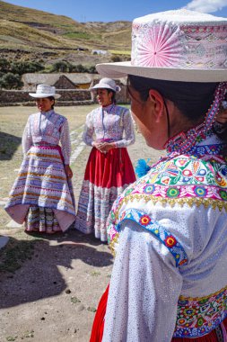 Sibayo, Peru - 5 Aralık 2023: Sibayo, Colca Valley, Arequipa köyünde geleneksel elbiseli kızlar
