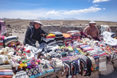 Arequipa, Peru - 5 Aralık 2023: Mirador de los Volcanes 'de Arequipa ve Colca arasındaki görüşü turistlere el sanatları satan kadın satıcılar