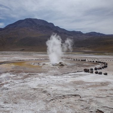 San Pedro de Atacama, Şili - 2 Aralık 2023 Atakama Çölü 'ndeki volkanik El Tatio Gayzerleri' nde sabahın erken saatlerinde