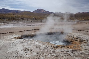 San Pedro de Atacama, Şili - 2 Aralık 2023 Atakama Çölü 'ndeki volkanik El Tatio Gayzerleri' nde sabahın erken saatlerinde