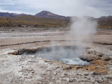 San Pedro de Atacama, Şili - 2 Aralık 2023 Atakama Çölü 'ndeki volkanik El Tatio Gayzerleri' nde sabahın erken saatlerinde
