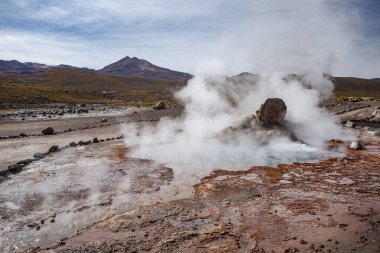 San Pedro de Atacama, Şili - 2 Aralık 2023 Atakama Çölü 'ndeki volkanik El Tatio Gayzerleri' nde sabahın erken saatlerinde