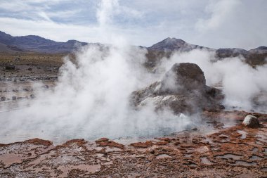 San Pedro de Atacama, Şili - 2 Aralık 2023 Atakama Çölü 'ndeki volkanik El Tatio Gayzerleri' nde sabahın erken saatlerinde