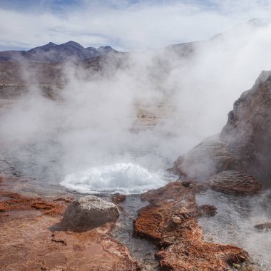 San Pedro de Atacama, Şili - 2 Aralık 2023 Atakama Çölü 'ndeki volkanik El Tatio Gayzerleri' nde sabahın erken saatlerinde