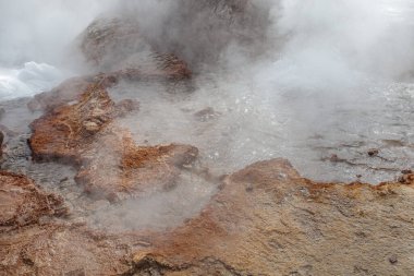 San Pedro de Atacama, Şili - 2 Aralık 2023 Atakama Çölü 'ndeki volkanik El Tatio Gayzerleri' nde sabahın erken saatlerinde