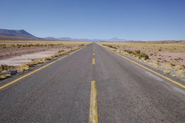 San Pedro de Atacama, Şili - 30 Kasım 2023: Atacama Çölü boyunca uzanan bir otoyol manzarası