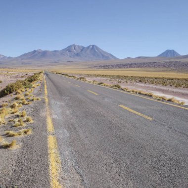 San Pedro de Atacama, Şili - 30 Kasım 2023: Atacama Çölü boyunca uzanan bir otoyol manzarası