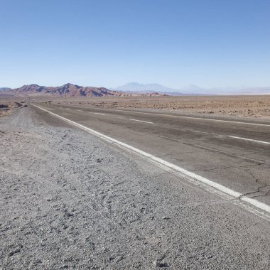 San Pedro de Atacama, Şili - 30 Kasım 2023: Atacama Çölü boyunca uzanan bir otoyol manzarası