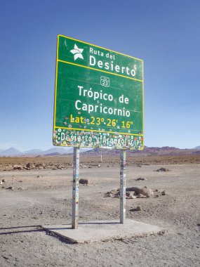 San Pedro de Atacama, Şili - 30 Kasım 2023 Atacama Çölü 'ndeki bir otoyol boyunca Oğlak Burcu işareti