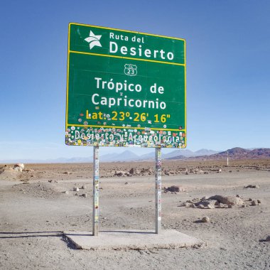 San Pedro de Atacama, Şili - 30 Kasım 2023 Atacama Çölü 'ndeki bir otoyol boyunca Oğlak Burcu işareti