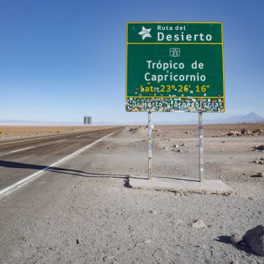 San Pedro de Atacama, Şili - 30 Kasım 2023 Atacama Çölü 'ndeki bir otoyol boyunca Oğlak Burcu işareti