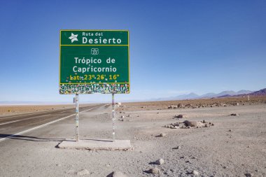 San Pedro de Atacama, Şili - 30 Kasım 2023 Atacama Çölü 'ndeki bir otoyol boyunca Oğlak Burcu işareti