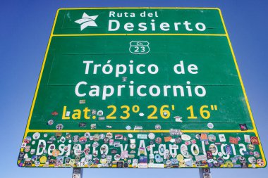 San Pedro de Atacama, Şili - 30 Kasım 2023 Atacama Çölü 'ndeki bir otoyol boyunca Oğlak Burcu işareti