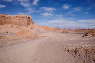 San Pedro de Atacama, Şili - 29 Kasım 2023: Ay Vadisi, Atacama Çölü 'nde kum tepeleri ve kaya oluşumları