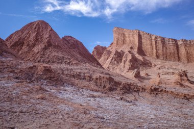 San Pedro de Atacama, Şili - 29 Kasım 2023: Ay Vadisi, Atacama Çölü 'nde kum tepeleri ve kaya oluşumları