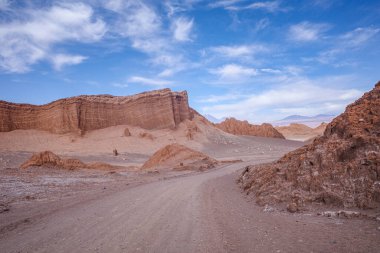 San Pedro de Atacama, Şili - 29 Kasım 2023: Ay Vadisi, Atacama Çölü 'nde kum tepeleri ve kaya oluşumları