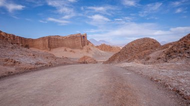 San Pedro de Atacama, Şili - 29 Kasım 2023: Ay Vadisi, Atacama Çölü 'nde kum tepeleri ve kaya oluşumları