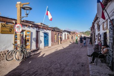 San Pedro de Atacama, Şili - 28 Kasım 2023: Calle Caracoles, San Pedro de Atacama 'nın ana caddesi