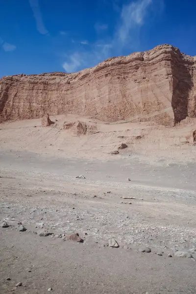 San Pedro de Atacama, Şili - 29 Kasım 2023: Ay Vadisi, Atacama Çölü 'nde kum tepeleri ve kaya oluşumları