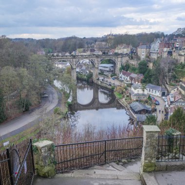 Knaresborough, İngiltere - 25 Şubat 2024: Nidd Nehri ve Kale 'den Viyadük manzarası