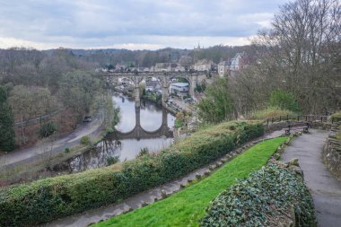 Knaresborough, İngiltere - 25 Şubat 2024: Nidd Nehri ve Kale 'den Viyadük manzarası