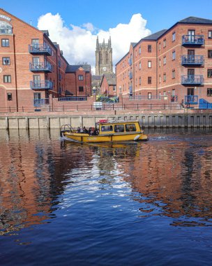 Leeds, İngiltere - 24 Şubat 2024: The River Aire and Leeds Waterfront