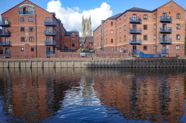 Leeds, İngiltere - 24 Şubat 2024: The River Aire and Leeds Waterfront